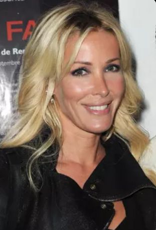 Ophélie, blonde wavy hair, black leather jacket, production photo