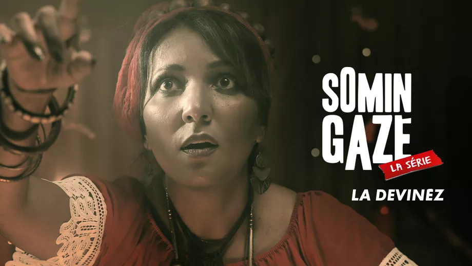 Personne portant un foulard rouge sur la tête, des bracelets sur le bras, une robe rouge ornée de blanc. Texte 'SOMIN GAZE...
