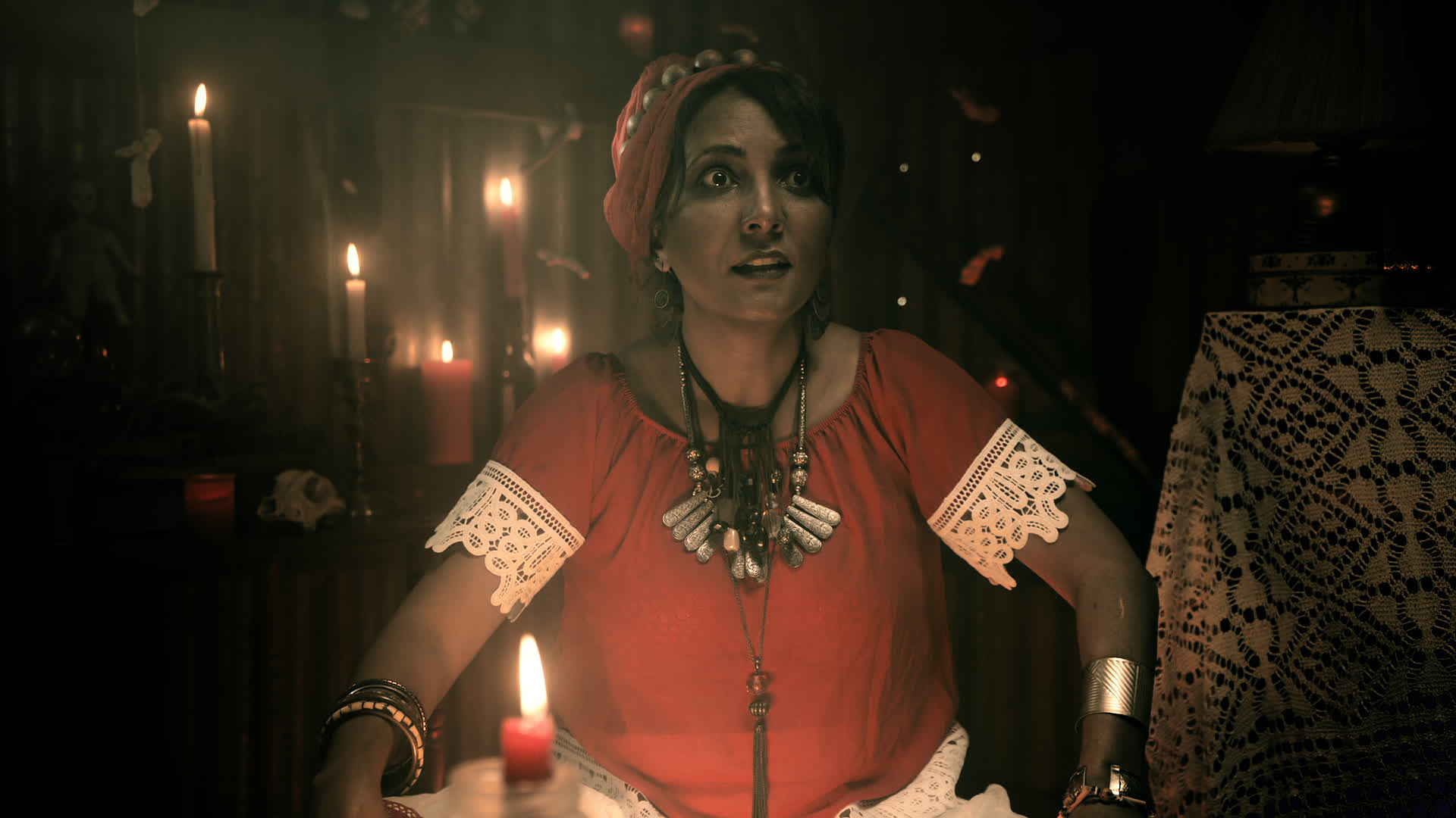 Femme élégante en robe rouge avec bijoux et bougies - Ambiance mystérieuse - La Réunion