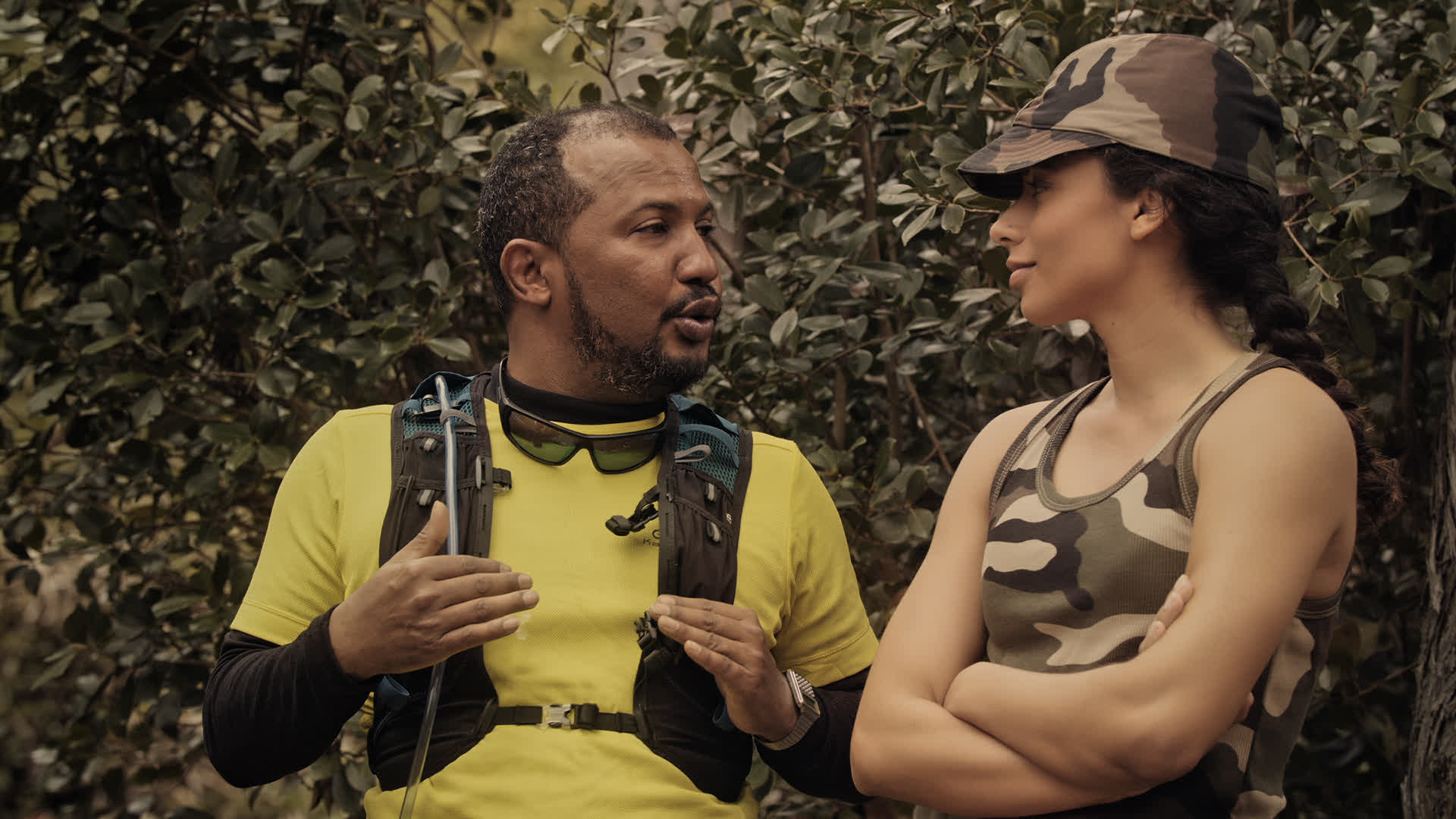 Deux personnes en pleine nature avec un arrière-plan de feuillage dense à La Réunion