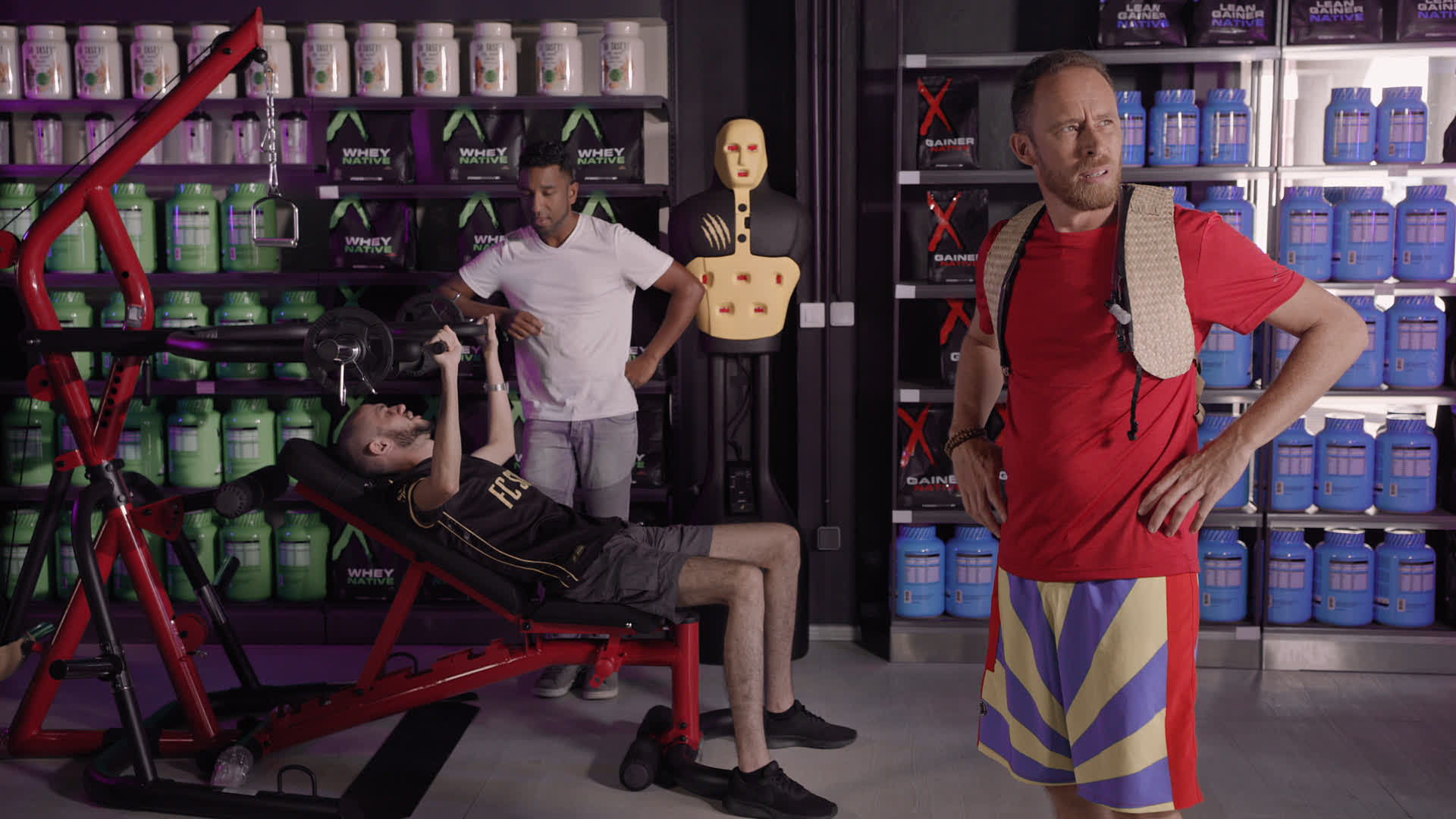 Musculation dans un magasin de suppléments sportifs avec WHEY NATIVE et LEAN GAINER NATIVE.