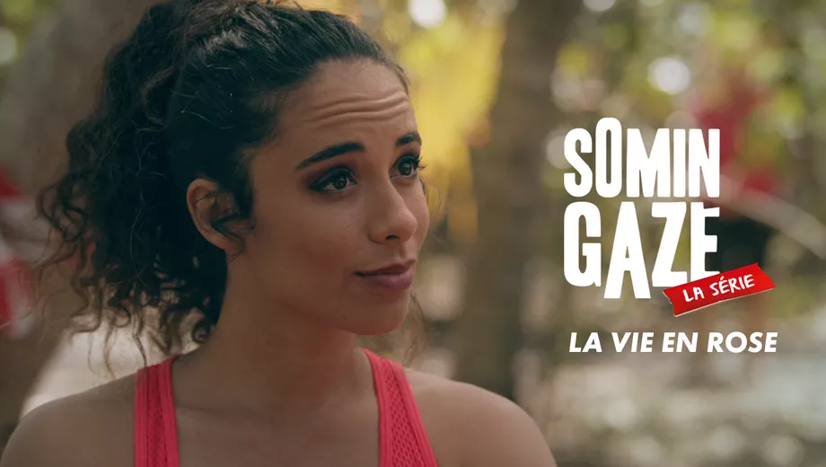 Personne aux cheveux bouclés portant un haut rose, fond vert et jaune flou, avec le texte 'SOMIN GAZE' et 'LA VIE EN ROSE ...